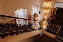 Фотосъемка свадьбы Андрея и Ольги в Могилеве - молодожены в ЗАГС-е - лестница
